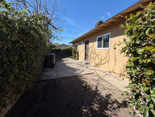 Building Photo - 820-824 W Palmyra Ave