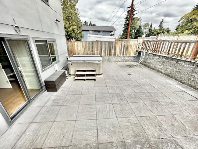 Building Photo - 6 BR / 4 BA – 4,100 SQ FT with Patio, Full...