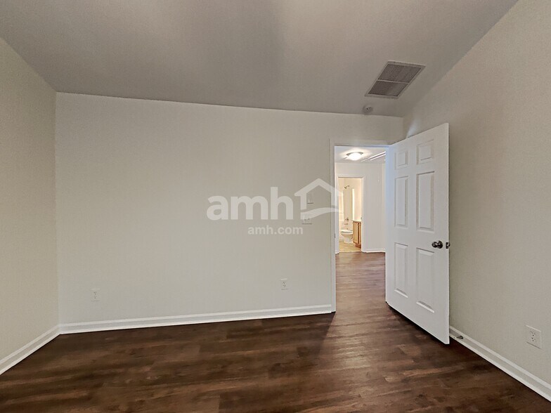 Building Photo - 4620 Stonehaven View