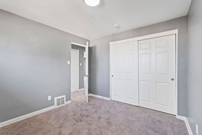 Building Photo - Charming 2-Bedroom unit with Modern Updates