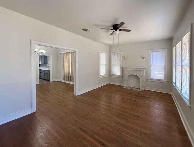 Building Photo - 942 Bailey Ave