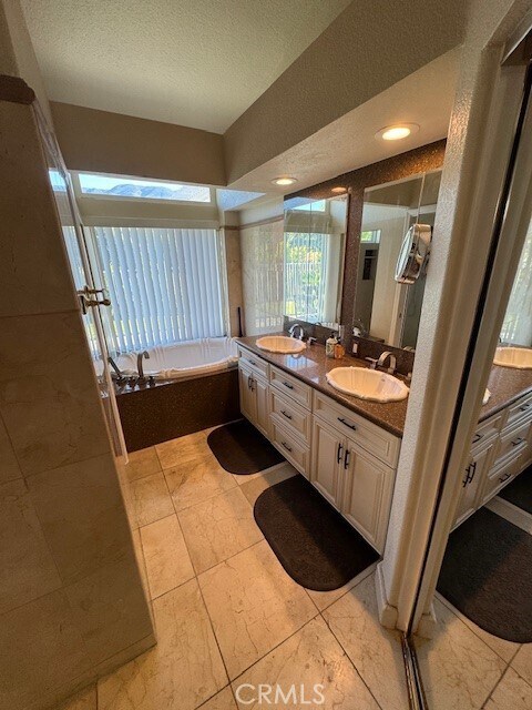 Building Photo - 3350 Deaver Dr