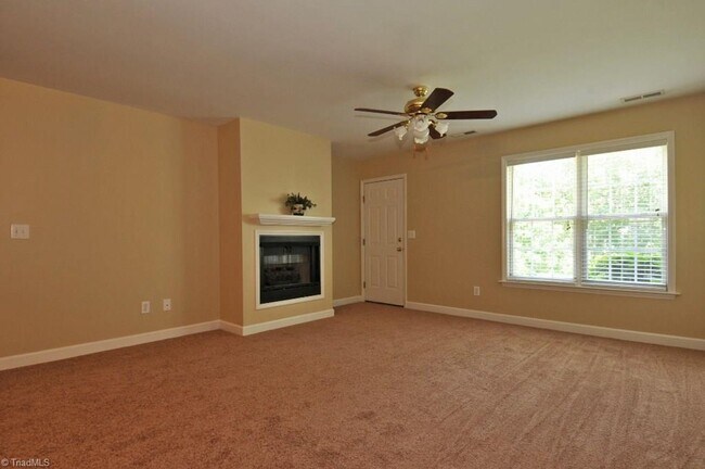 Building Photo - One level living with 1 car garage on golf course