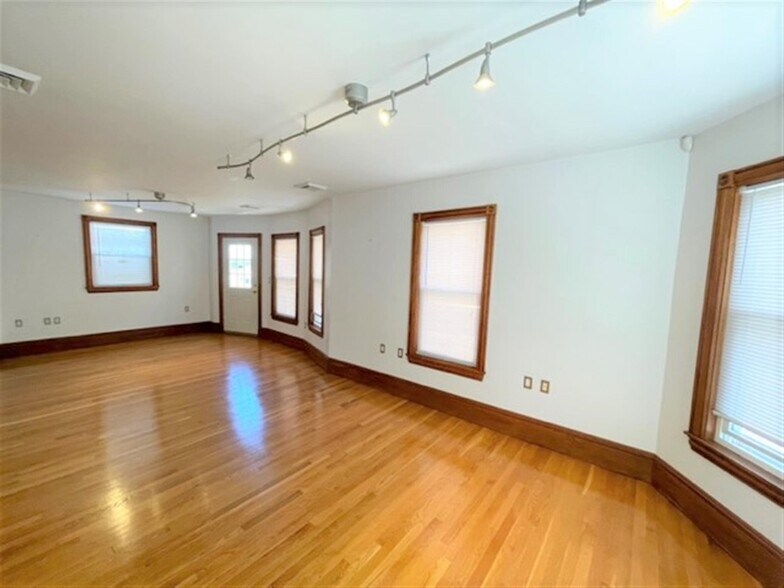 Building Photo - 15 Conwell Ave