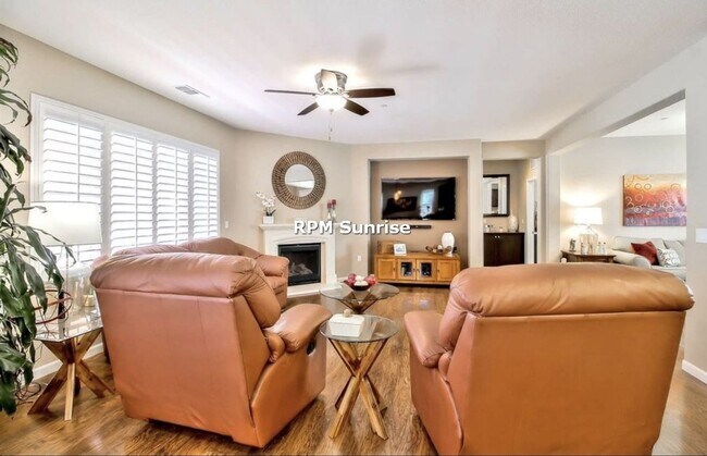 Building Photo - Spacious 3BR/2BA House Near Shopping & Dining
