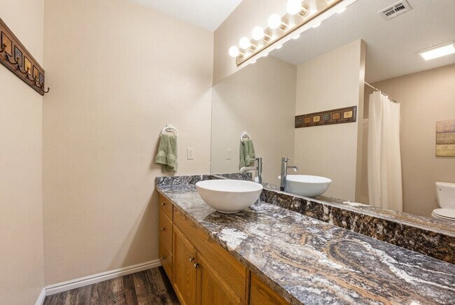 Building Photo - 845 N Valley View Dr