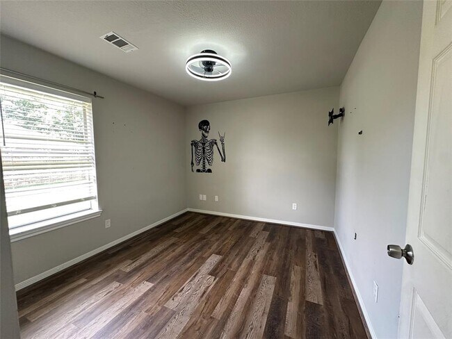 Building Photo - 243 Fantasy Ln