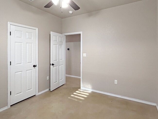 Building Photo - Beautiful Duplex Home In New Braunfels