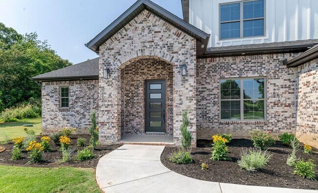 Building Photo - 5 bedroom CUSTOM BUILT home in Elm Springs MUST SEE