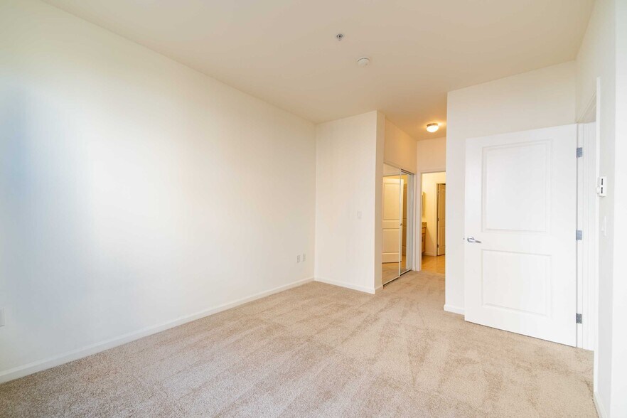 Building Photo - 301 Crescent Ct