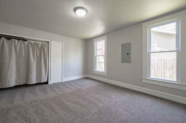 Building Photo - PRELEASING