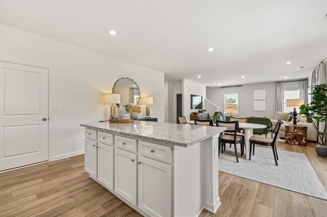 Building Photo - 465 Madison Lakeview Dr