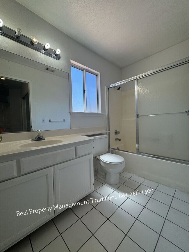 Building Photo - Stylish 3 Bed 2 Bath