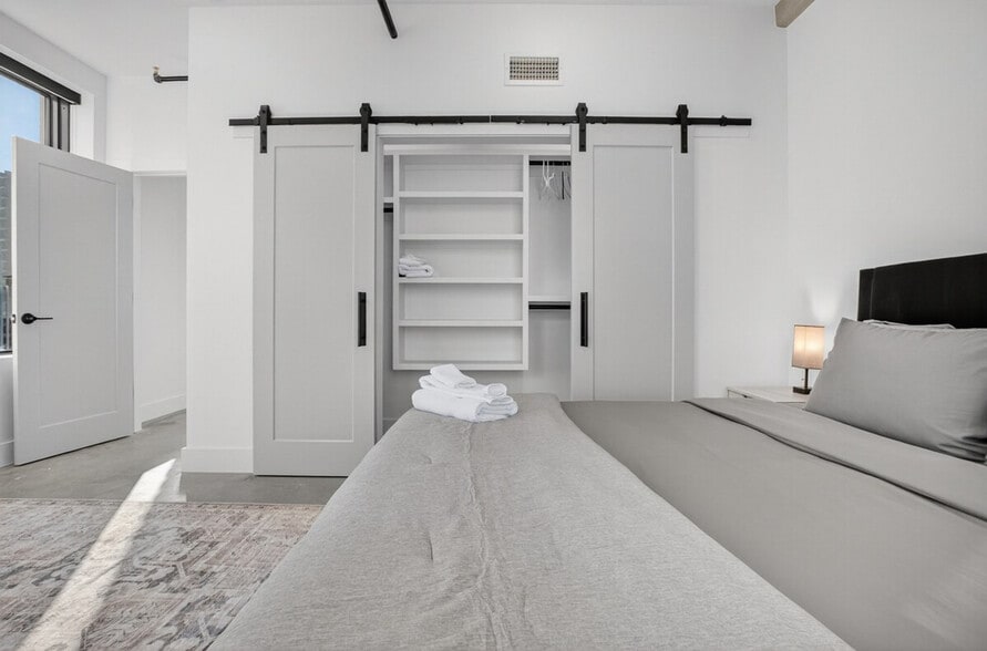 Building Photo - 100 W 5th St