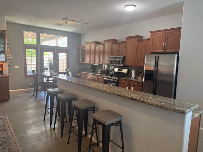 Building Photo - 54610 Avenida Alvarado