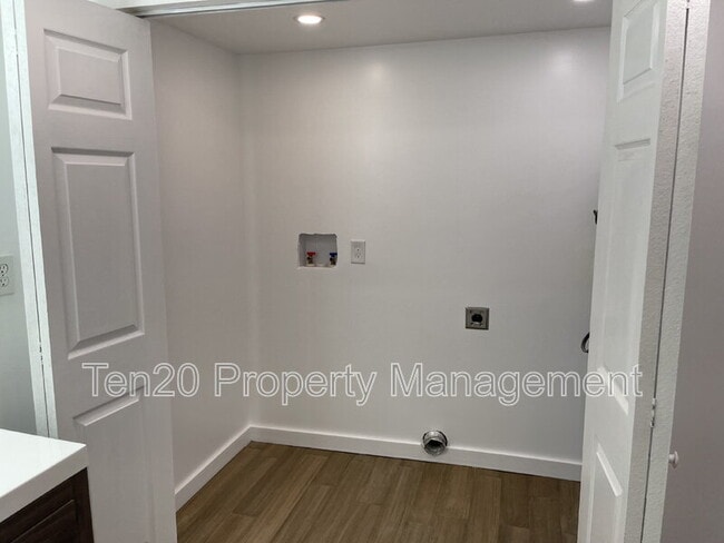 Building Photo - 5835 Darral Dr