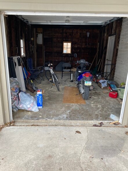 1 car garage - 609 S Lucas St