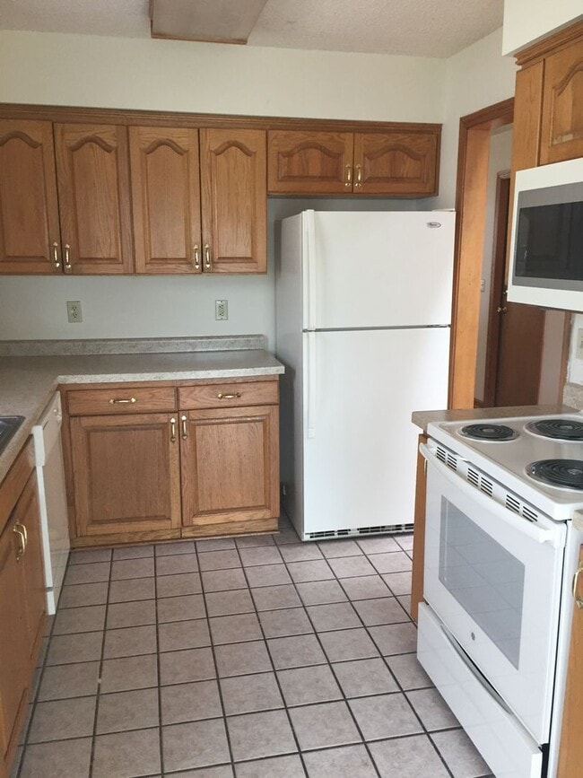 Building Photo - Perfect location 3 bed 2 bath with fenced in back yard and two car garage!