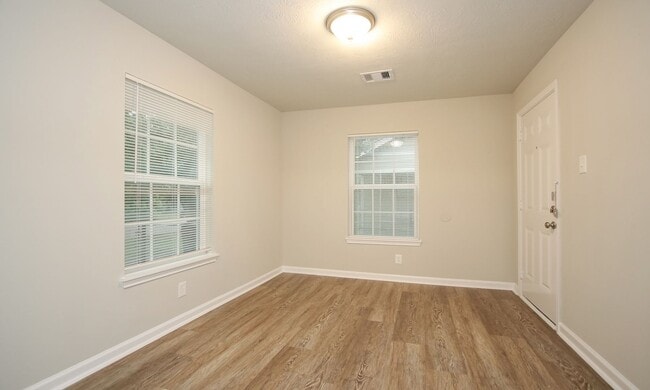 Building Photo - Historic Row House District – Move-In Special! Only $497 Deposit (with fully qualified applicatio...