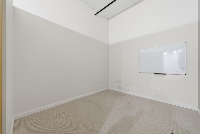 Building Photo - 1224 W Van Buren St