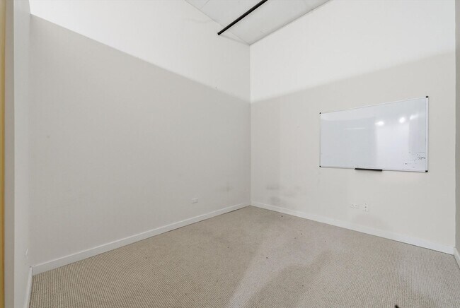 Building Photo - 2 Bed, 1.5 Bath With Garage Parking Included