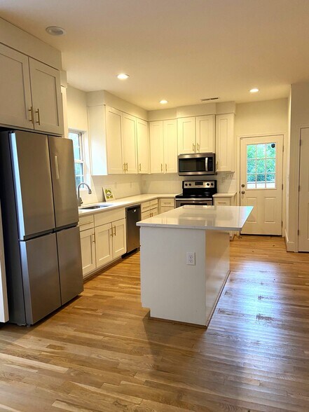 Building Photo - 529 10th Ave S