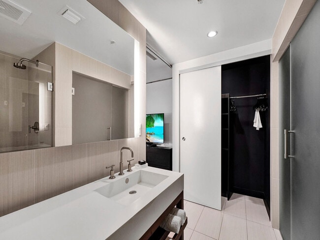 Building Photo - 3101 Bayshore Dr