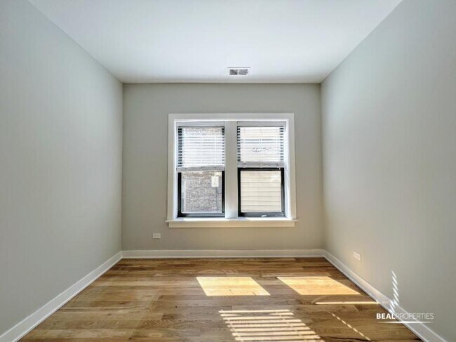 Building Photo - 2 bedroom in CHICAGO IL 60625