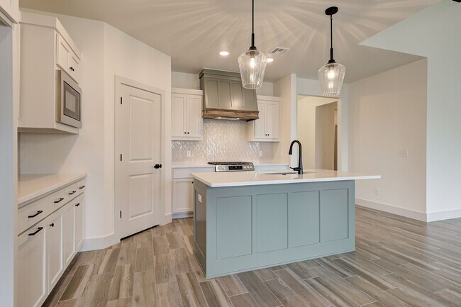 Building Photo - 6024 Kinnick Dr