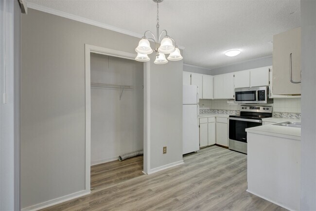 Building Photo - 7945 Parklane Court Apt #E, North Charlest...
