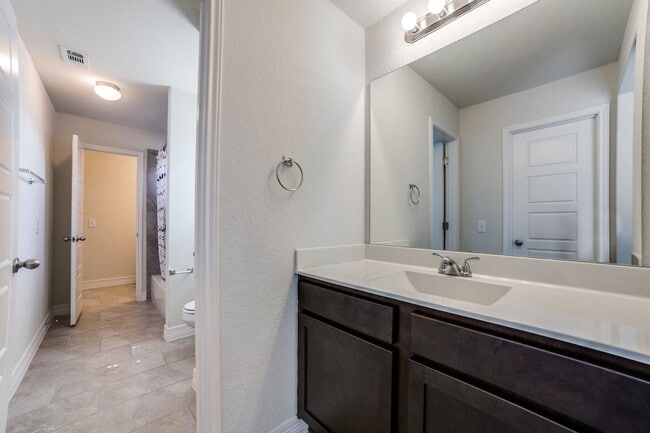 Building Photo - 2999 sq ft 4 Bedroom 3.5 Bathroom 2 Story in Waterford Park!