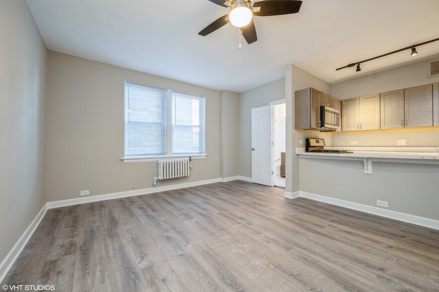 Building Photo - 432 W Belmont Ave