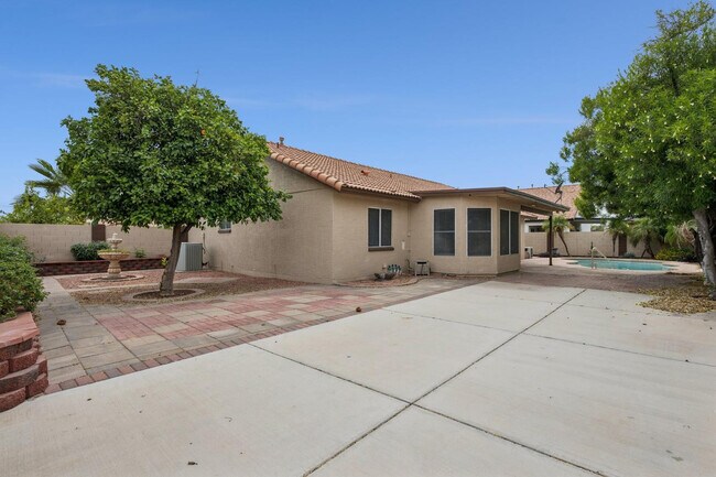 Building Photo - 8734 W Bloomfield Rd