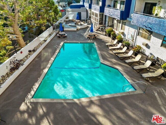 Building Photo - 10982 Roebling Ave