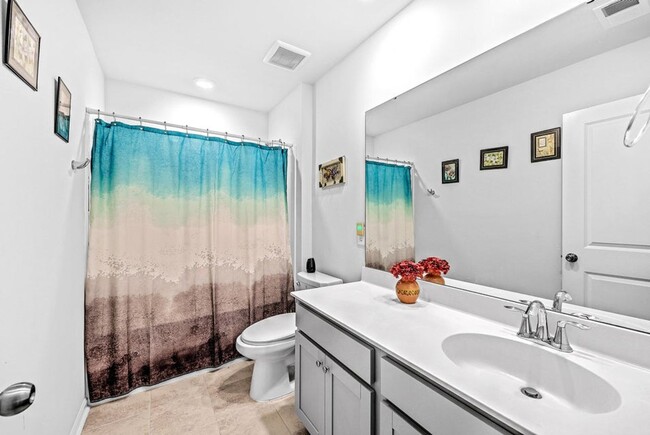 Building Photo - 6 Bedroom, 4.5 Bathroom Home in Cane Bay - Summerville