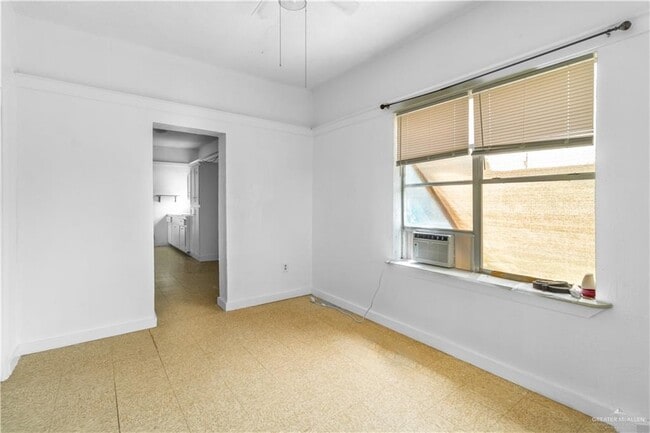 Building Photo - 606 E Kelly Ave
