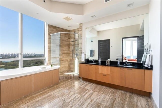 Building Photo - 15901 Collins Ave