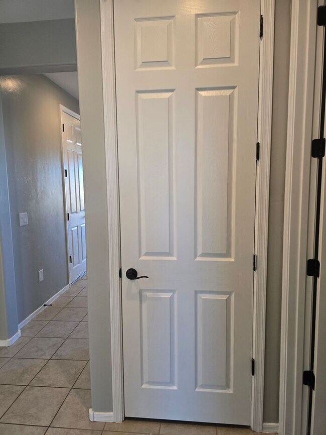Building Photo - MOVE IN SPECIAL!! 3 Bedroom/ 2 Bath Red Rock Oasis