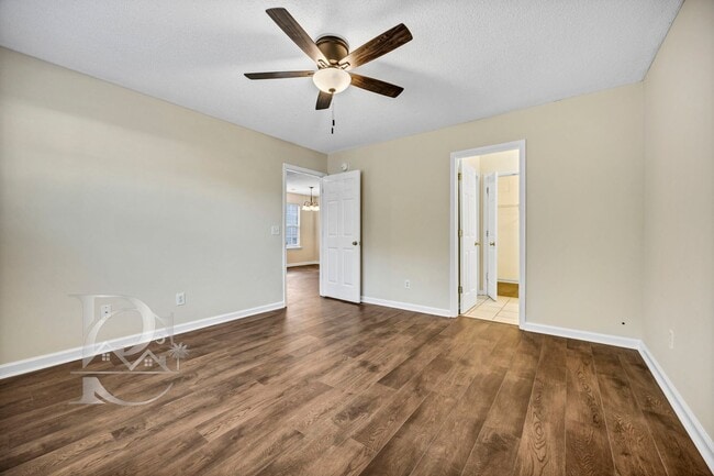 Building Photo - ONE STORY LIVING - MINUTES FROM EVERYTHING