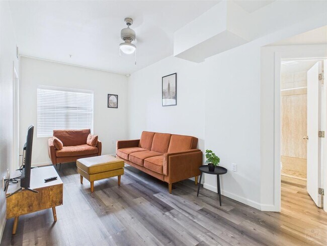 Building Photo - 911 W 22nd St