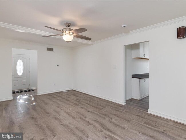 Building Photo - 402 S Cherry Grove Ave