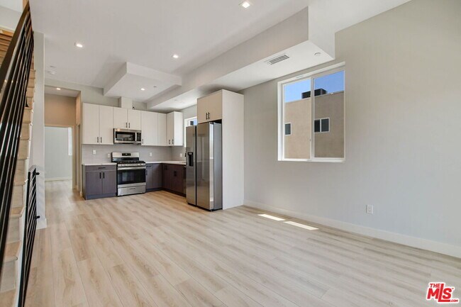 Building Photo - 4547 Saturn St