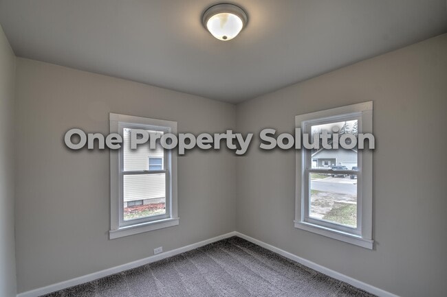 Building Photo - 810 Plain St