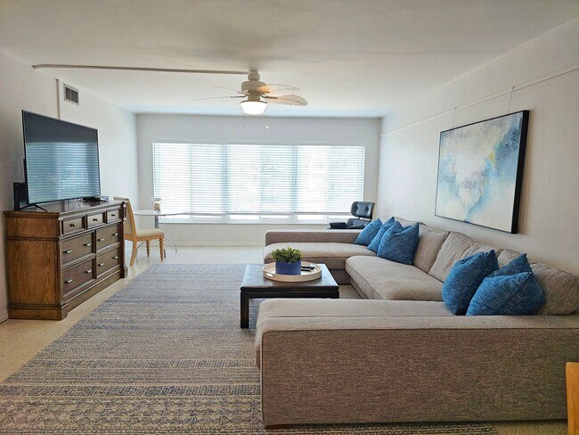 Building Photo - Fully Furnished 2 Bedroom 2 Bath St. Pete Beach Condo!