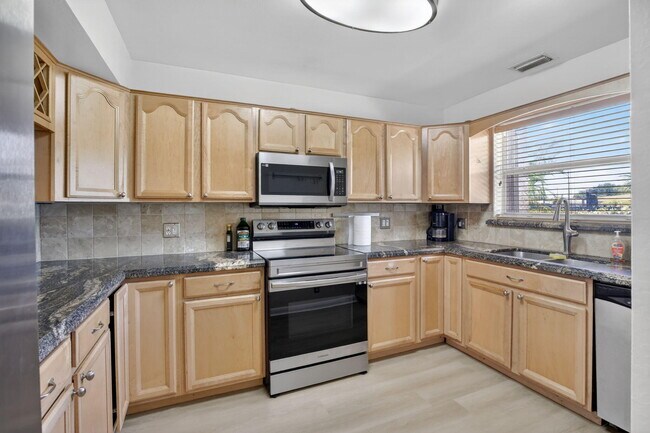 Building Photo - 2520 Van Buren St