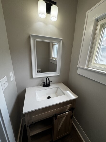Building Photo - 409 N Elm St