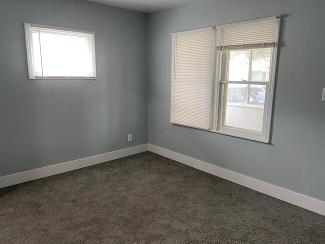 Building Photo - 2 Bedroom 1 Bath Home In Eastpointe