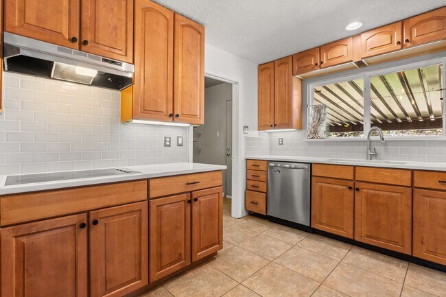Building Photo - Large 4 Bedroom 2 Bath House