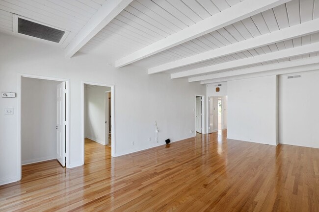 Building Photo - Spacious 4 BR 3 BA Home in Prime West L.A.