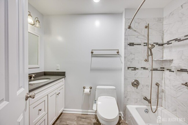 Building Photo - 15 Howell Ave